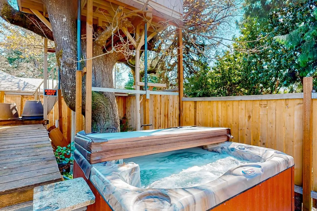 Treehouse Cottage Portland 0*,  United States