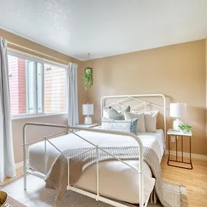 - Adorable Bright 1 Bed Near Ohsu Apartment